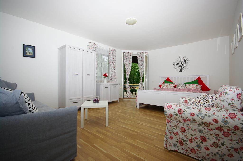 Cozy Gardens Apartments In Prague Exterior photo